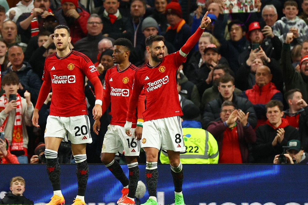 Kapten Manchester United Bruno Fernandes berselebrasi bersama rekan setimnya / Reuters-Molly Darlington.