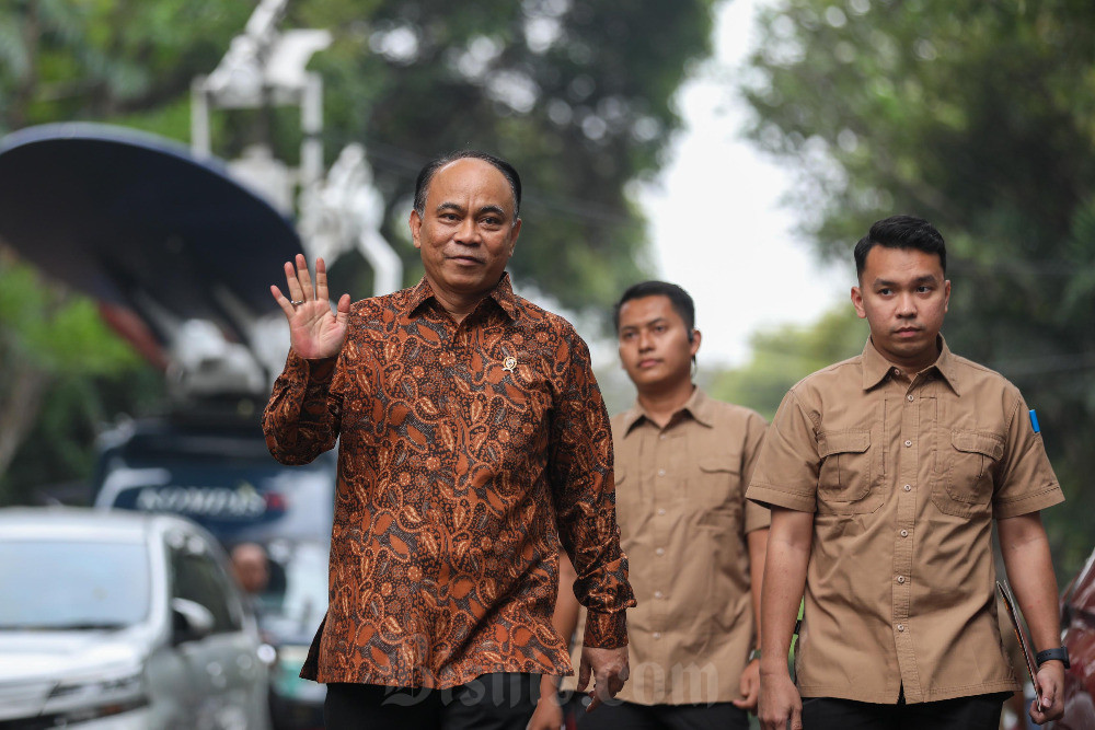 Menteri Komunikasi dan Informatika Budi Arie Setiadi menyapa wartawan setibanya di kediaman Presiden Terpilih Prabowo Subianto di Jakarta, Selasa (15/10/2024). Bisnis/Himawan L Nugraha