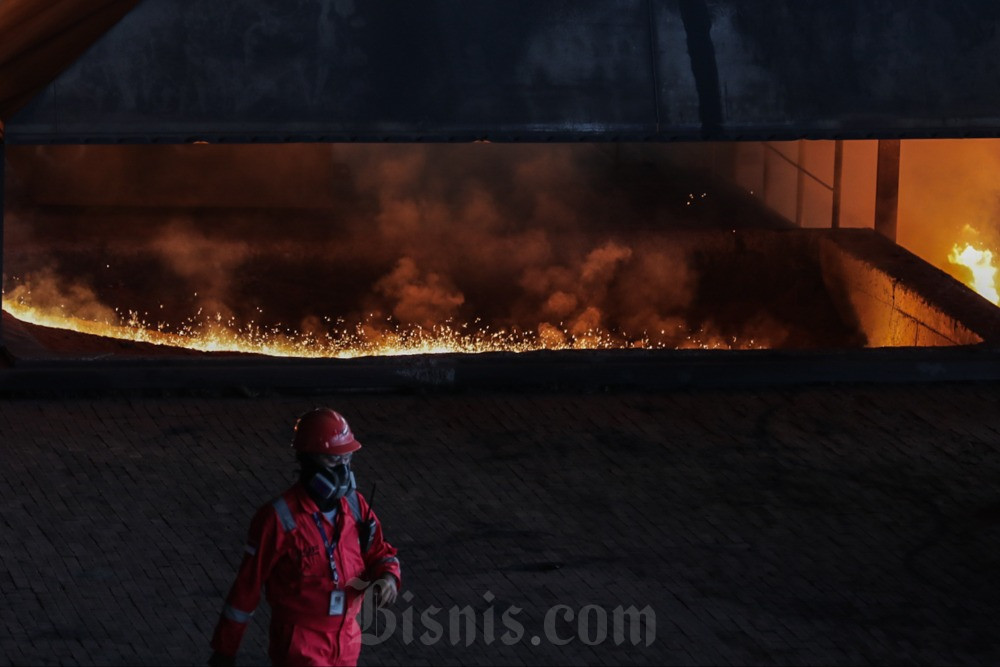 Pekerja melakukan proses pencetakan feronikel di salah satu pabrik tambang milik Harita Nickel di Pulau Obi, Maluku Utara. Bisnis/Fanny Kusumawardhani