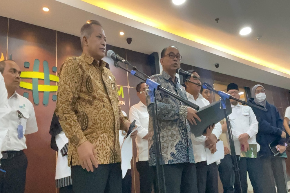 Ki-ka) Wakil Menteri Koperasi (Wamenkop) Ferry Juliantono dan Menteri Koperasi (Menkop) Budi Arie Setiadi dalam Konferensi Pers terkait Koperasi Susu Boyolali di Kantor Kementerian UKM, Jakarta, Senin (11/11/2024). —Bisnis/Rika Anggraeni