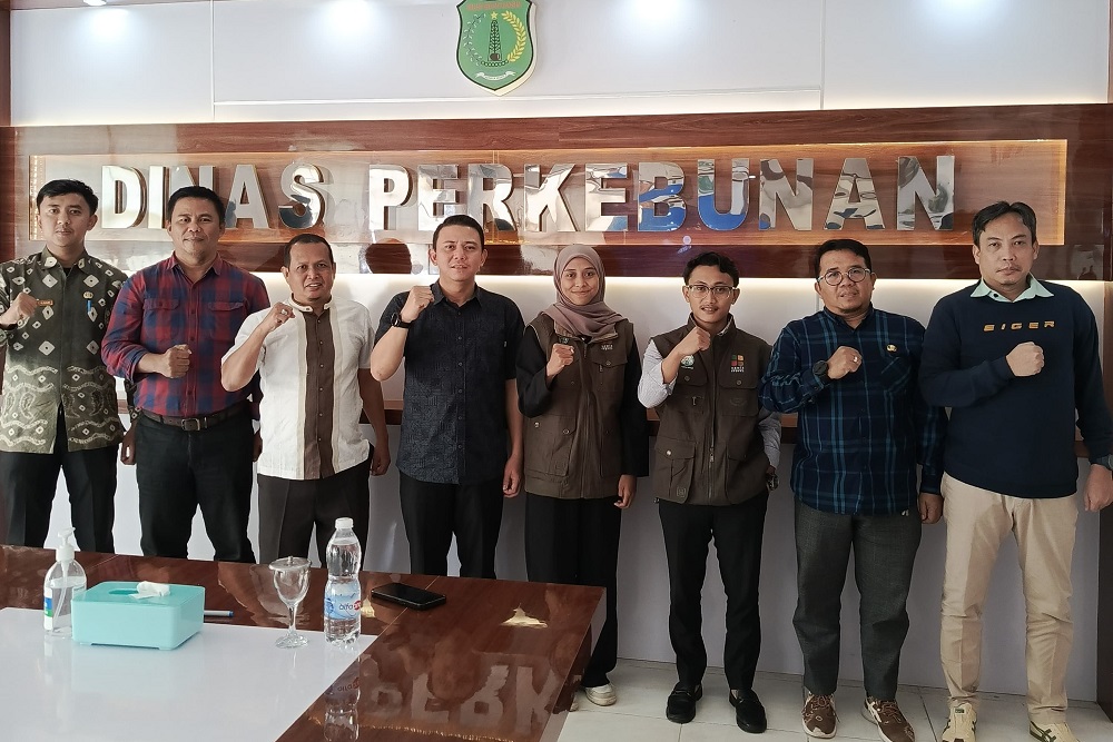 Kepala Dinas Perkebunan Musi Banyuasin Ahmad Toyibir bersama jajarannya, saat ditemui tim Bisnis Indonesia di kantornya./Bisnis-Husnul