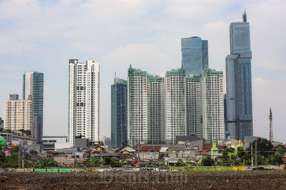 Jajaran gedung bertingkat di Jakarta, Minggu (7/7/2024). Bisnis/Abdurachman