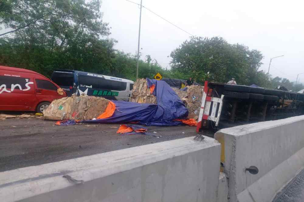  Ngeri! Detik-detik Truk Rem Blong hingga Picu Tabrakan Beruntun di Tol Cipularang