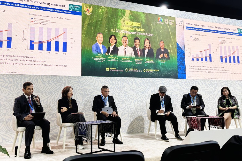 Direktur PT Medco Energi Internasional Tbk. Amri Siahaan, Direktur PT Astra International Tbk. Gita Tiffani Boer, Presiden Direktur PT Pupuk Indonesia (Persero) Rahmat Pribadi, Presiden Direktur PT Riau Andalan Pulp & Paper Sihol Aritonang, dan CEO PT Vale Indonesia Tbk (PT Vale) Febriany Eddy dalam talkshow bertema CEO Dialoque on Climate Action seusai pembukaan paviliun RI dalam gelaran COP29 di Baku, Azerbaijan, Senin (11/11/2024).