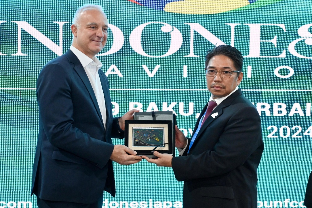 Direktur Utama PT Pertamina Geothermal Energy Tbk. (PGEO) Zulfi Hadi dan Global Director for the World Bank Demetrios Papathanasiou saat penyampaian komitmen Zero Routine Flaring (ZRF) Initiative di area Paviliun Indonesia di sela-sela COP 29 di Baku, Azerbaijan, Senin (11/11/2024).