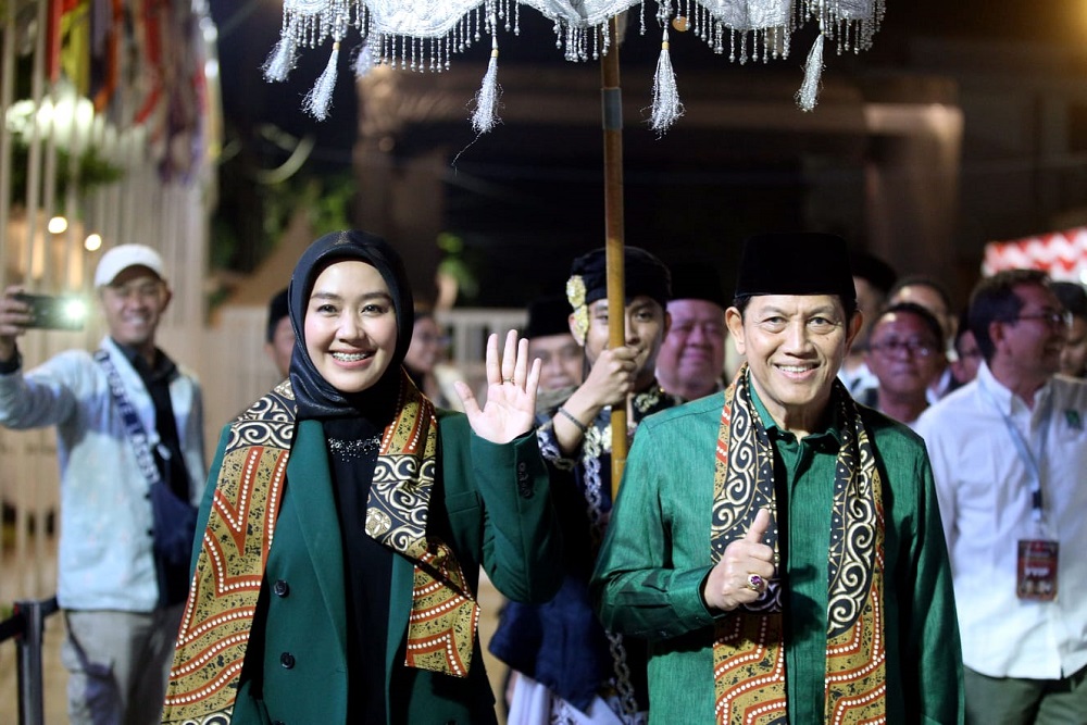 Calon Wakil Gubernur Jawa Barat nomor Urut 1, Gitalis Dwi Natarina (kiri)