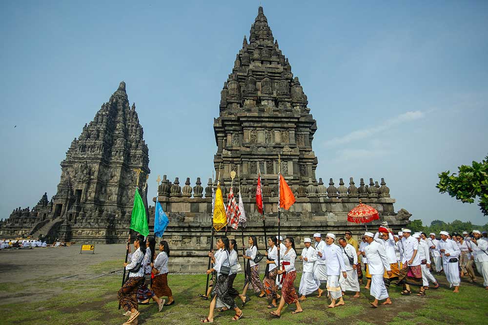  Ratusan Umat Hindu Mengikuti Upacara Abhiseka di Candi Prambanan