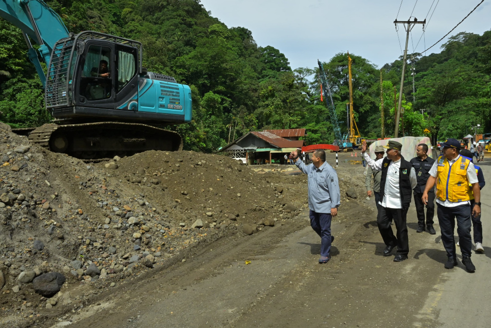 Perbaikan ruas jalan di Lembah Anai yang rusak akibat banjir bandang beberapa waktu lalu. - Bisnis/Muhammad Noli Hendra