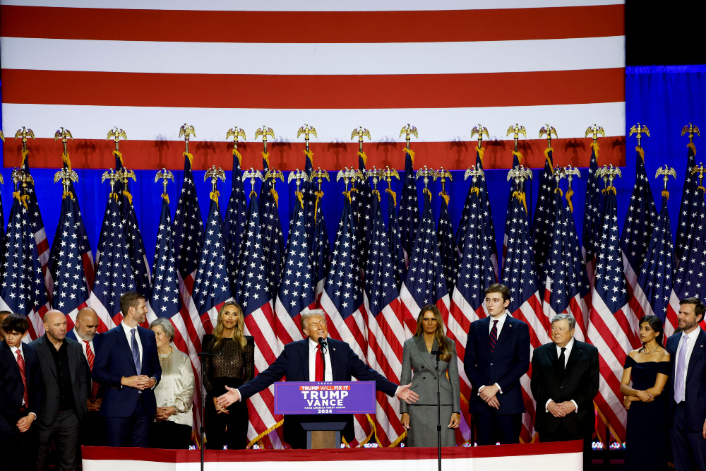 Donald Trump (tengah) menyampaikan pidato kemenangannya dalam Pemilu Amerika Serikat (AS), di Florida, AS pada Rabu (6/11/2024). / Bloomberg-Eva Marie Uzcategui