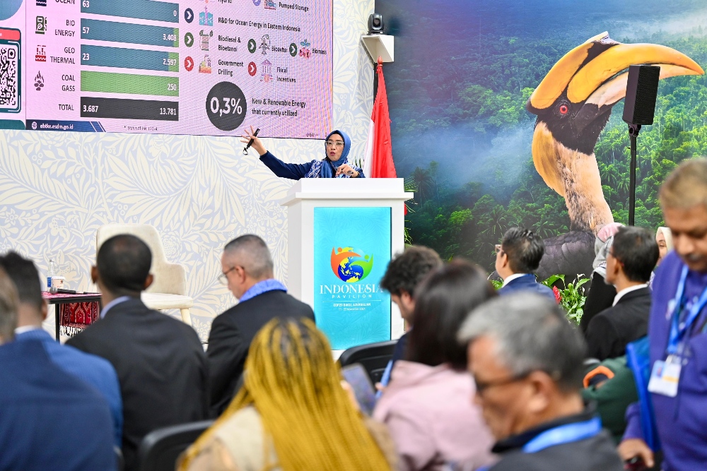 Direktur Jenderal EBTKE Kementerian ESDM Eniya Listiani Dewi memberikan sambutan saat sesi panel Energy Transition: Innovations, Sustainability, Approaches, Strategic Efforts and Initiatives to Achieve Indonesias Vlimate Goals yang berlangsung di Paviliun Indonesia pada acara Conference of the Parties (COP) ke-29 dengan tema besar “In Solidarity for a Green World”. yang diselenggarakan di Baku Olympic Stadium, Azerbaijan. Rabu (13/11/2024).