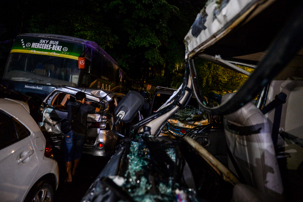 Korban selamat mengambil barang bawaan di kendaraannya yang dievakuasi di Kantor PJR Tol Jatiluhur, Kabupaten Purwakarta, Jawa Barat, Senin (11/11/2024). Petugas Kepolisian mencatat sebanyak 17 kendaraan terlibat kecelakaan beruntun di KM 92 Jalan Tol Cipularang yang menyebabkan satu orang meninggal dunia, empat luka berat serta 23 orang luka ringan. / ANTARA FOTO-Raisan Al Farisi-rwa.