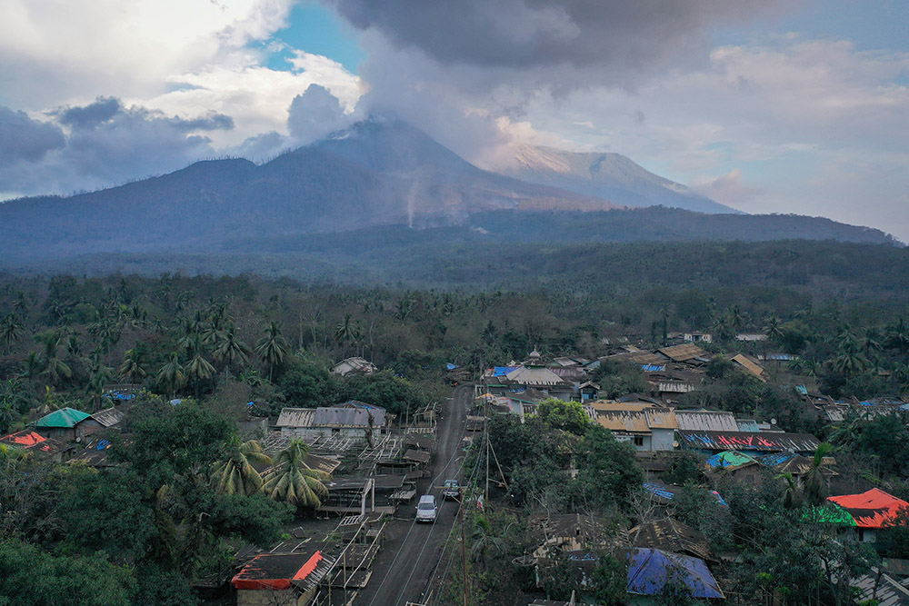  Pasar Boru lumpuh Terdampak Erupsi Gunung Lewotobi