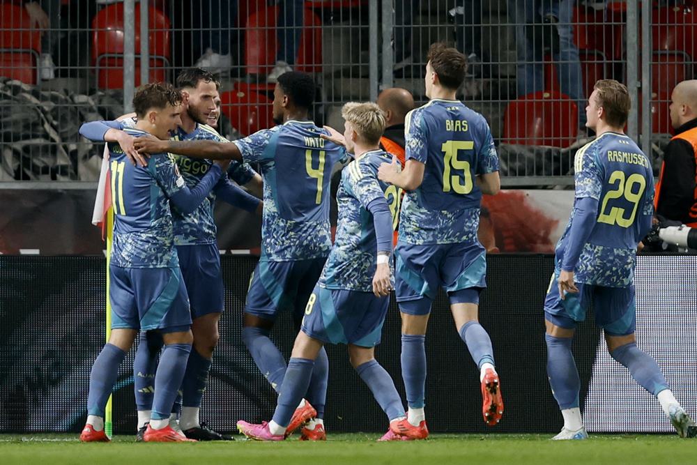  Mulai Musim Depan Ajax Bakal Pakai Logo Klasik Bersejarah