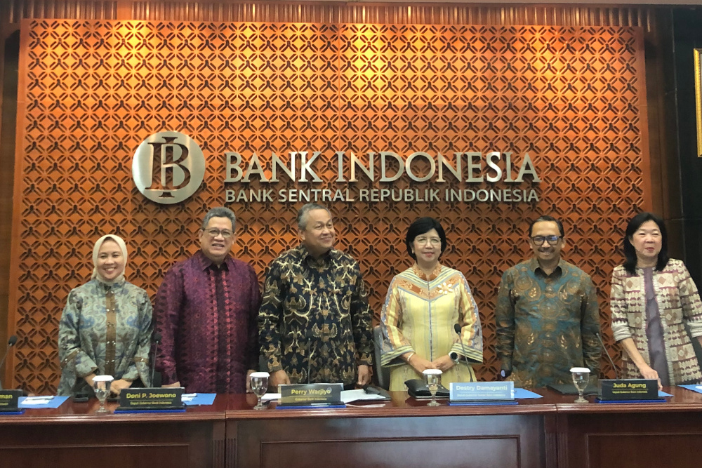 Gubernur Bank Indonesia (BI) Perry Warjiyo bersama jajaran Dewan Gubernur bank sentral berfoto sebelum konferensi pers hasil Rapat Dewan Gubernur (RDG) BI. / Bisnis-Annasa Rizki Kamalina