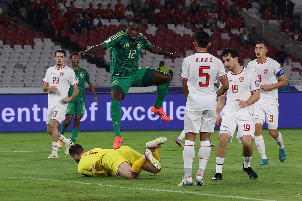 Kiper Timnas Indonesia Maarten Paes membuat penyelamatan saat menghadapi Arab Saudi di Kualifikasi Piala Dunia 2026 zona Asia / Reuters-Ajeng Dinar Ulfiana