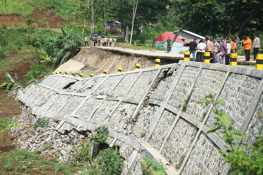  Jalan Amblas Di Jalur Selingkar Wilis Tulungagung