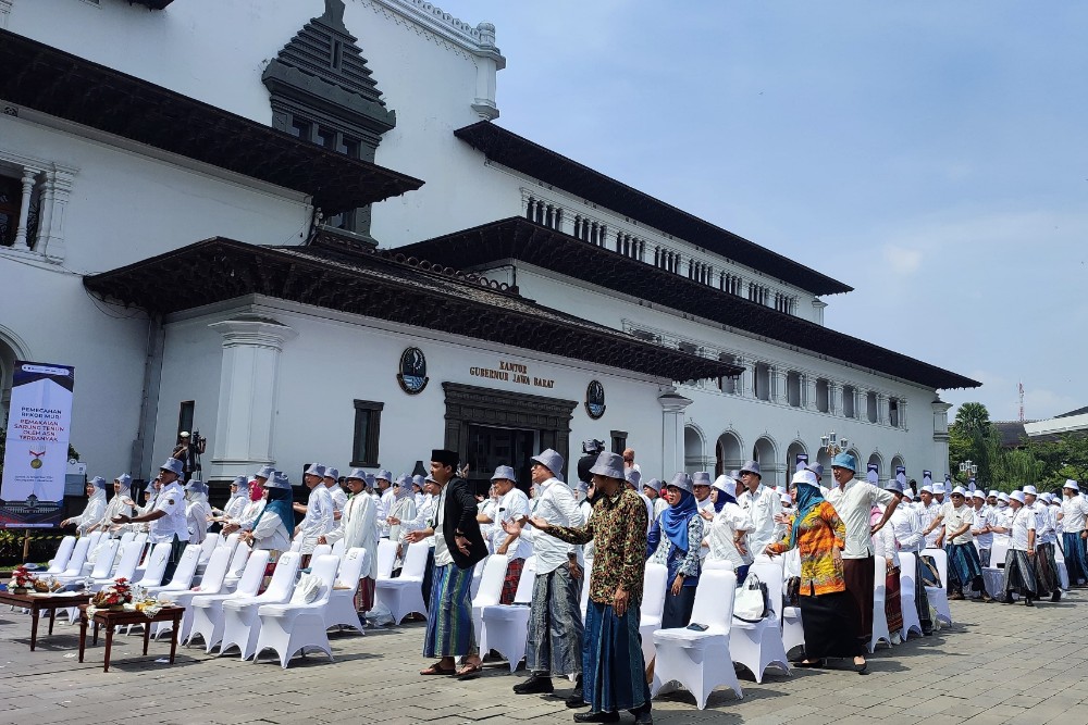  Pecah! 41.000 ASN Pakai Sarung Majalaya, Pemprov Jabar Sabet Rekor MURI