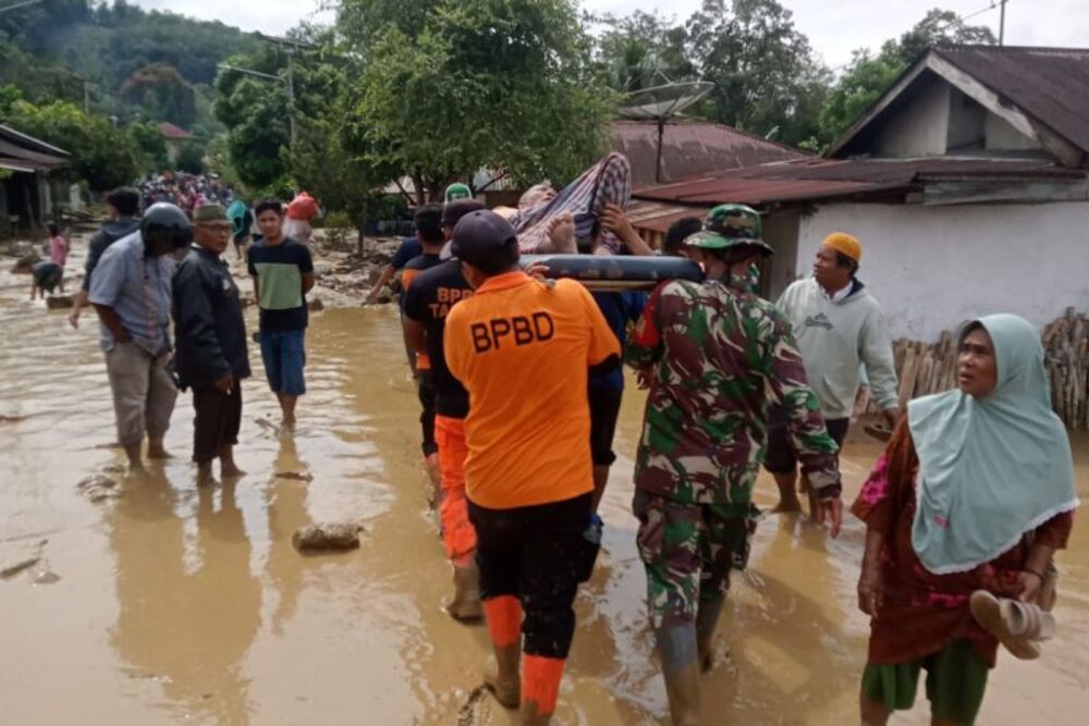  Banjir Tapanuli Selatan Menimbulkan Korban Jiwa dan Luka-luka