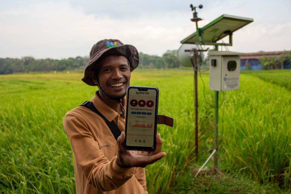 Seorang petani menunjukan hasil pemantauan kondisi bertani melalui aplikasi yang terkoneksi dengan digital farming di hamparan pertanian di Kecamatan Susukan, Kabupaten Semarang, Provinsi Jawa Tengah, Rabu (4/9/2024). Bisnis/Muhammad Noli Hendra