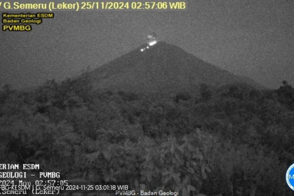  Semeru Erupsi 16 Kali, Waspadai Sempadan Sungai