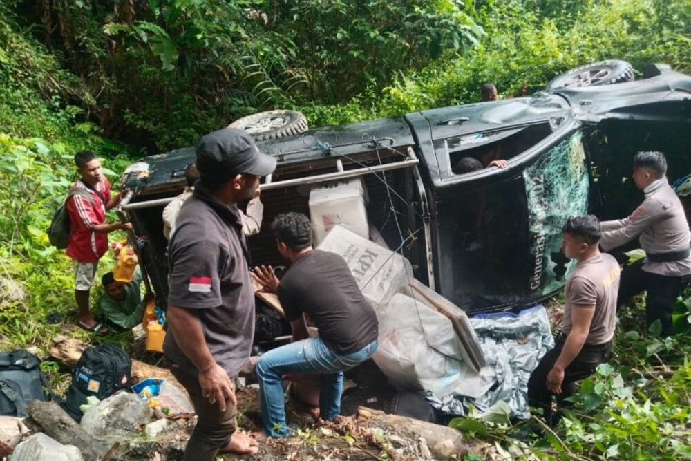  Mobil Pengangkut Logistik Pilkada 2024 Terbalik di Buru, Empat Polisi Terluka