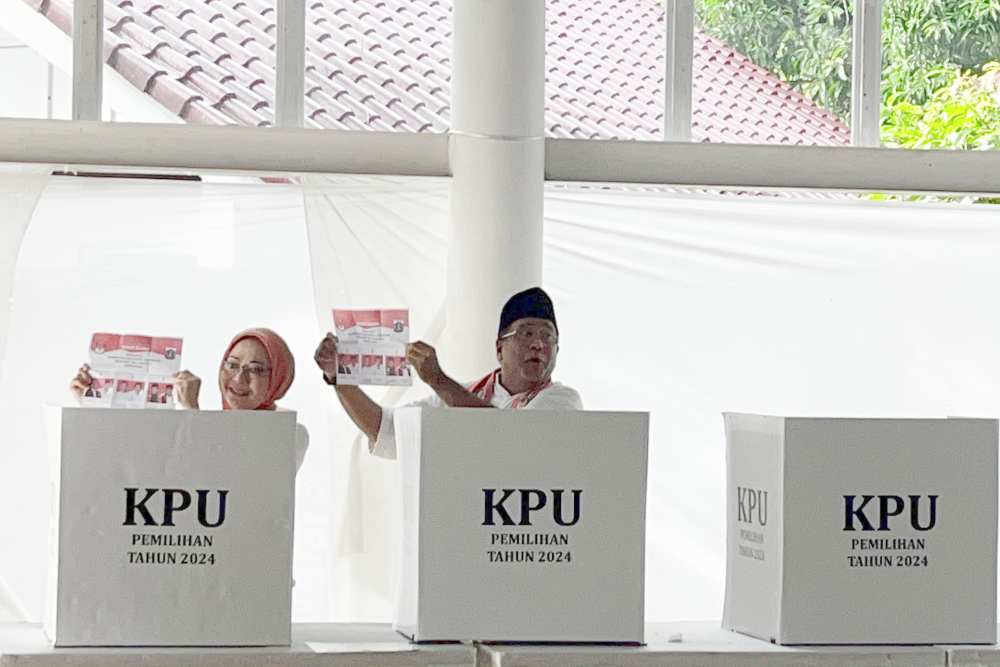  Pilkada 27 November, Rano Karno Alias Si Doel Nyoblos Bareng Istrinya di TPS Jaksel