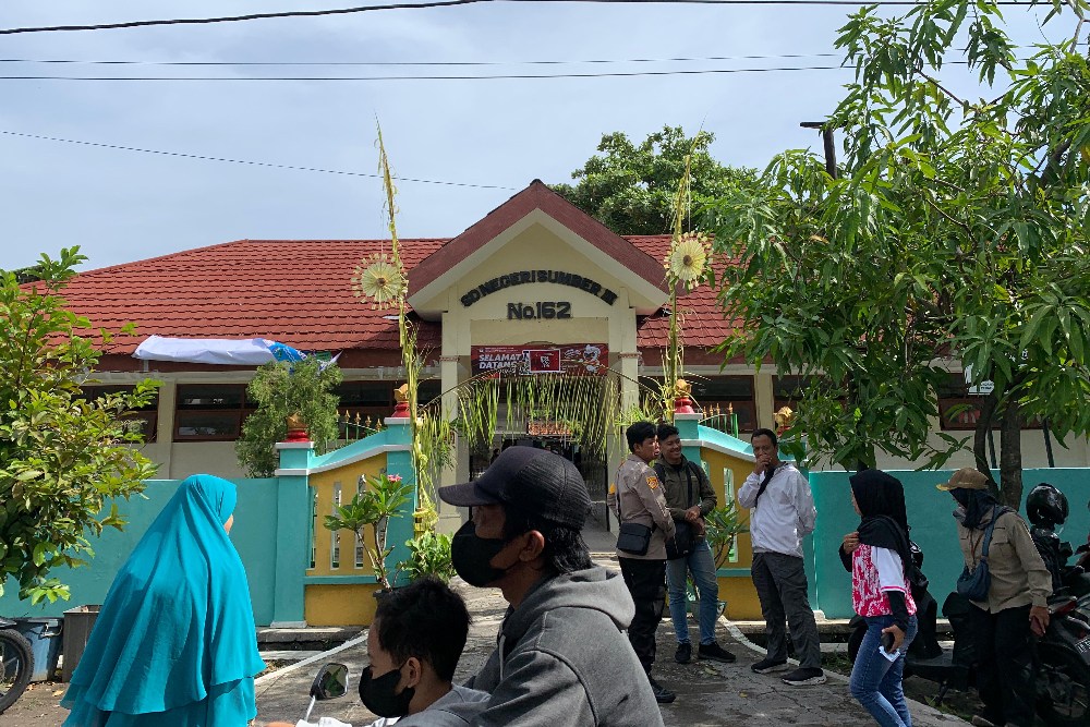  Foto TPS Tempat Jokowi dan Iriana Mencoblos di Solo, Ada Janur Kuning!