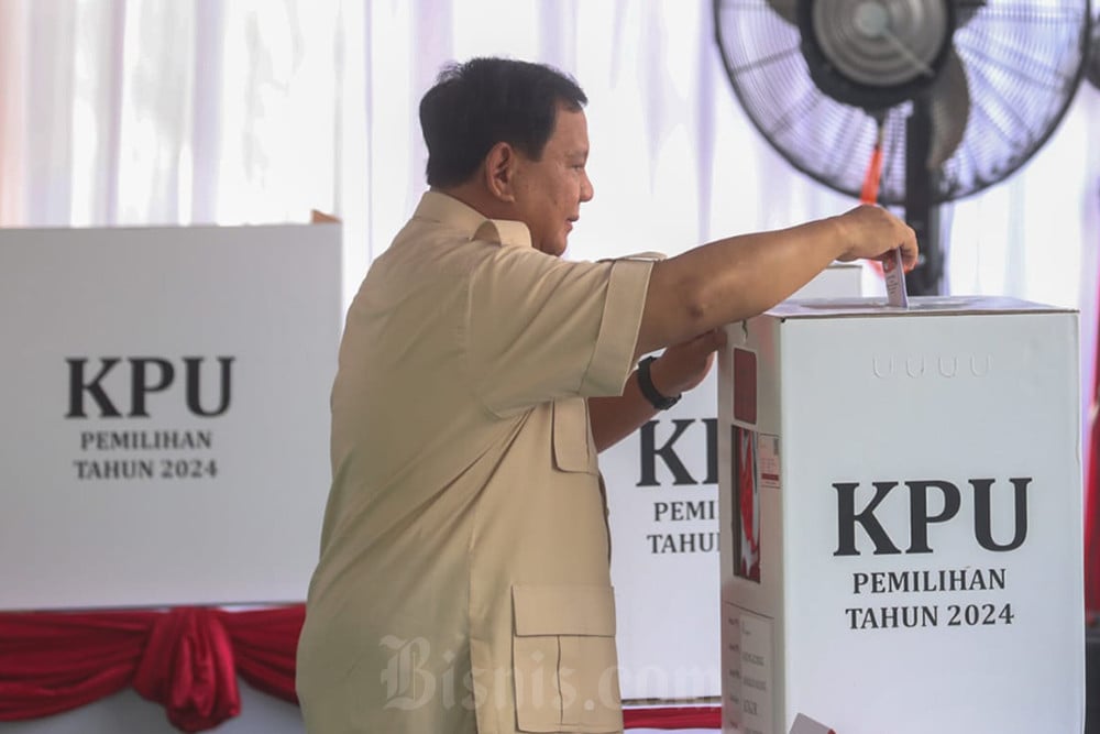  Pakai Kemeja Safari Coklat, Prabowo Nyoblos Pilkada Serentak di TPS Hambalang