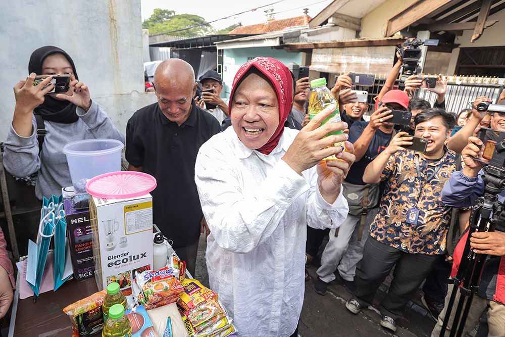  Usai Gunakan Hak Suara Risma Dapat Doorprize Minyak Goreng