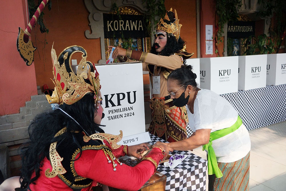  Petugas KPPS Mengenakan Busana Tokoh Kisah Mahabharata