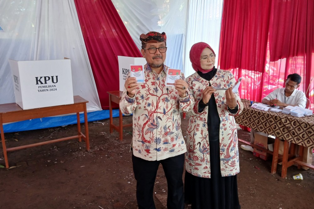  Pilbup Cirebon: Kenakan Batik Serasi, Calon Petahana Salurkan Hak Suara di TPS Dawuan