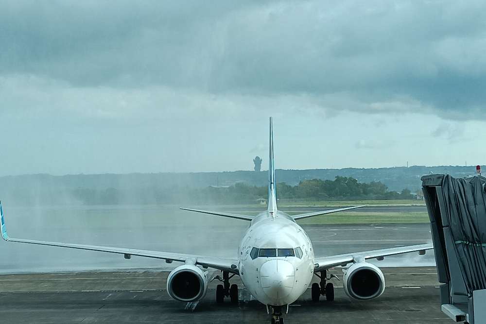  Luhut Temui Boeing dan Garuda (GIAA), Cari Solusi Tekan Harga Tiket Pesawat