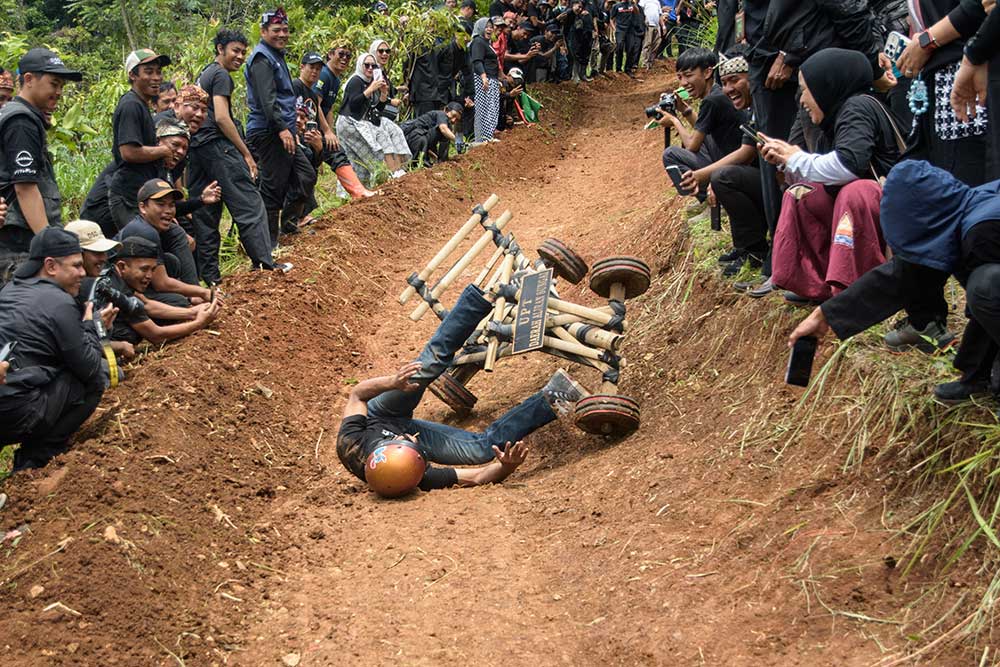  Keseruan Permainan Tradisional Kadaplak di Bandung