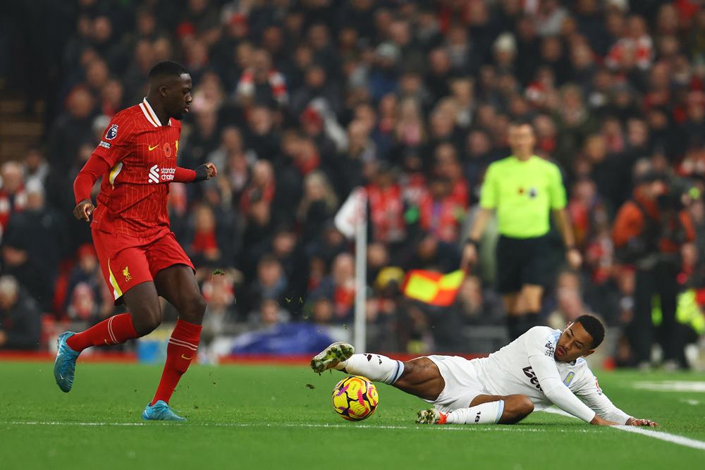 Pemain Liverpool, Ibrahima Konate dengan penggawa Aston Villa, Jacob Ramsey /REUTERS-Molly Darlington
