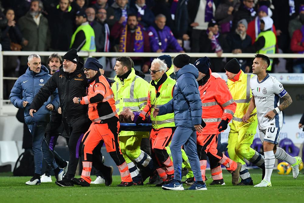 Pemain Fiorentina, Edoardo Bove sedang digotong dengan tandu setelah terjatuh dan tidak sadarkan diri saat menghadapi Inter Milan di Stadio Artemio Franchi, Minggu (1/12/2024)/ REUTERS-Jennifer Lorenzini