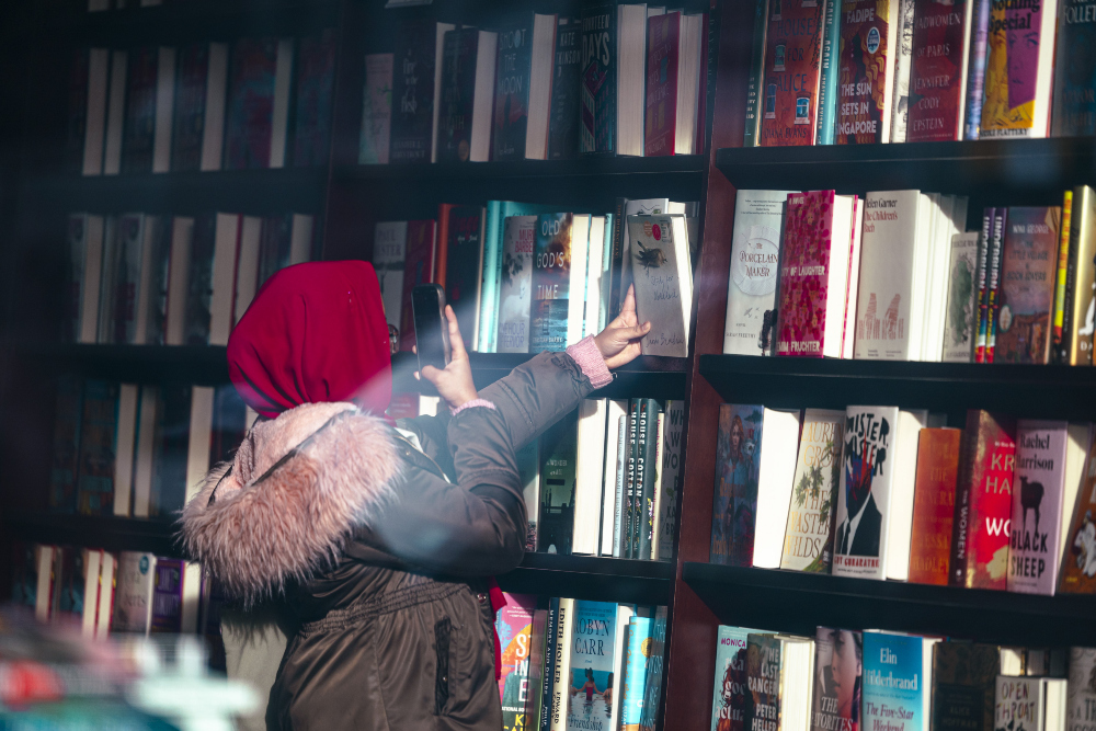 Pembeli memotret salah satu buku di Toko Buku Barnes & Noble New York, Amerika Serikat pada Kamis (8/2/2024). / Bloomberg-Angus Mordant