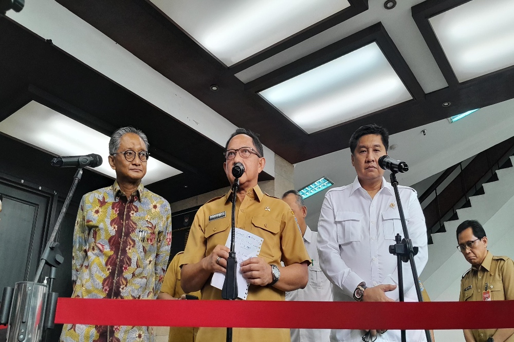 Kiri ke Kanan: Menteri Pekerjaan Umum (PU) Dody Hanghodo; Menteri  Dalam Negeri (Mendagri) Tito Karnavian; Menteri Perumahan dan Kawasan Permukiman (PKP) Maruarar Sirait usai melakukan penandatanganan Surat Keputusan Bersama (SKB) 3 Menteri di Kantor Kemendagri, Senin (25/11/2024).