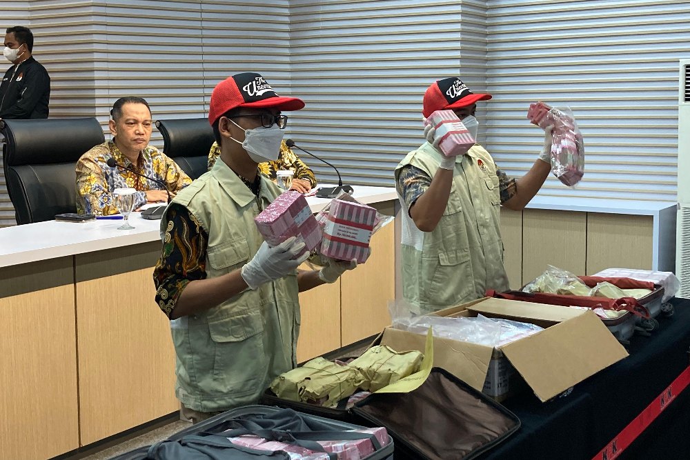 KPK Sita Bukti Uang Rp6,8 Miliar Saat OTT Eks Pj. Walikota Pekanbaru