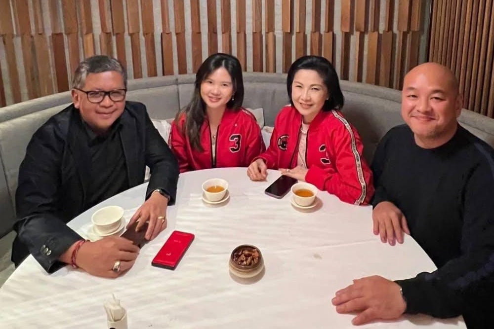  Foto Hasto Duduk Bareng Felicia Tissue yang Pakai Jaket PDIP