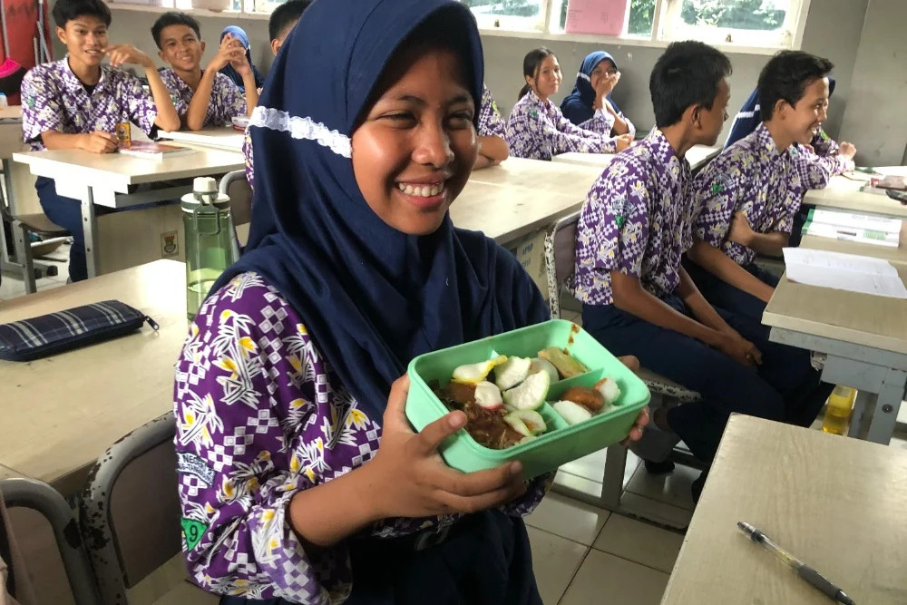  Prabowo Pushes Free Meal Program Despite Warnings of Market Risks