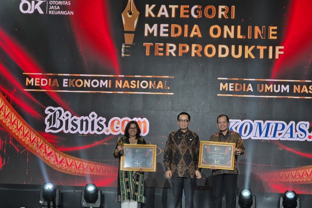  Bisnis Indonesia Sabet 3 Penghargaan dari Otoritas Jasa Keuangan (OJK)
