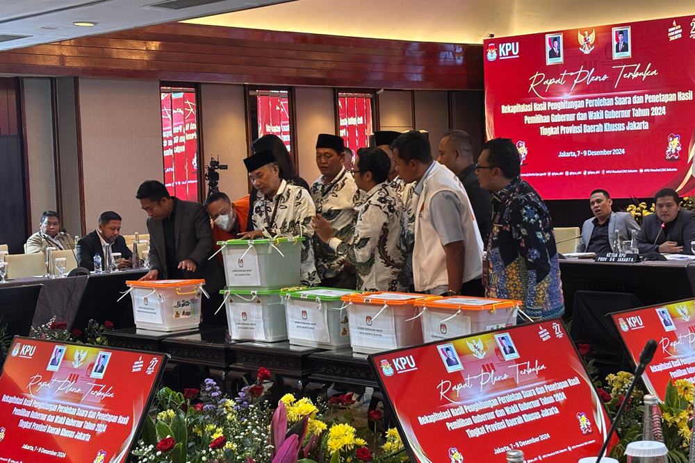 Ketua KPU Jakarta Utara, Abdul Bahder Maloko, didampingi Ketua Divisi Sosialisasi, Pendidikan Pemilih dan Partisipasi Masyarakat KPU Jakarta, Astri Megatari bersama Kepala Divisi Teknis Penyelenggaraan Pemilu KPU Jakarta, Dody Wijaya, kala membuka kotak didepan para saksi masing-masing paslon  di Hotel Sari Pan Pacific, Jakarta Pusat, Sabtu (7/12/2024) / BISNIS - Jessica Gabriela Soehandoko