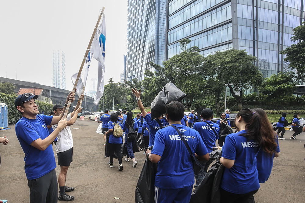  Lari Santai Sambil Mengumpulkan Sampah