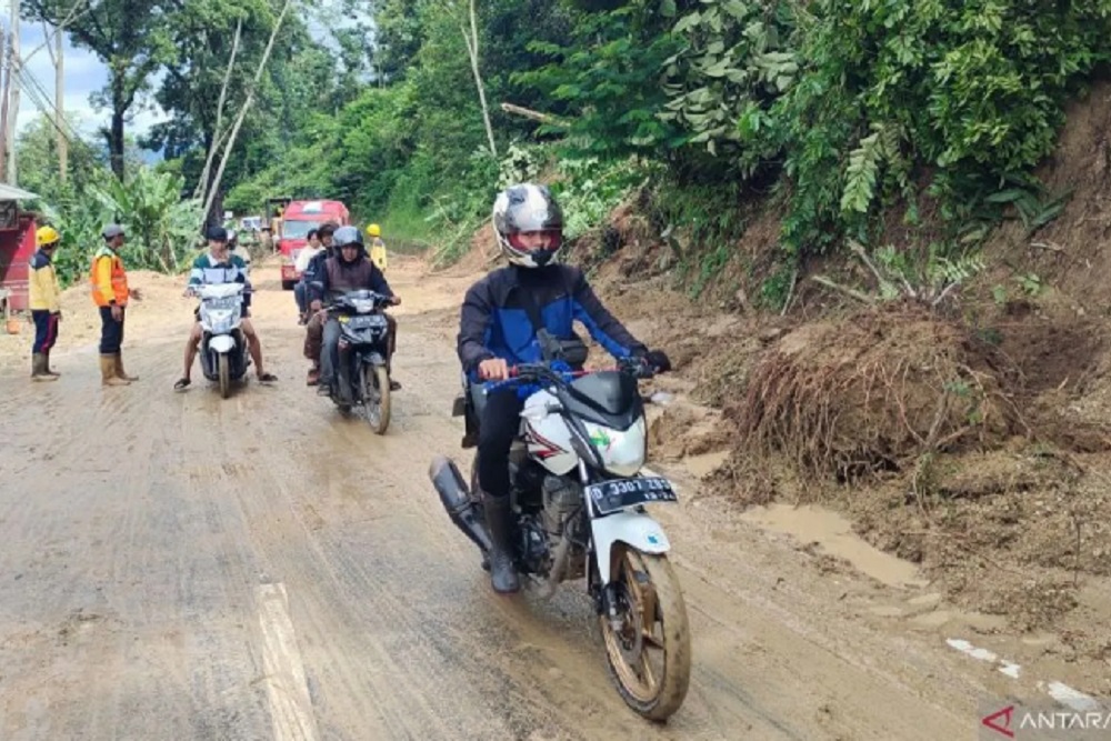  Jalan Utama Cianjur Selatan yang Amblas Kini Bisa Dilalui
