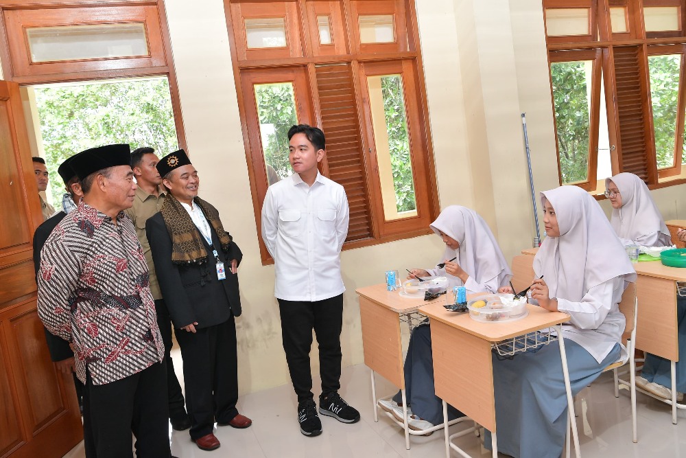  Foto Gibran 'Cosplay' ala Jokowi saat Bagikan Makan Bergizi Gratis di Ponpes Muhammadiyah