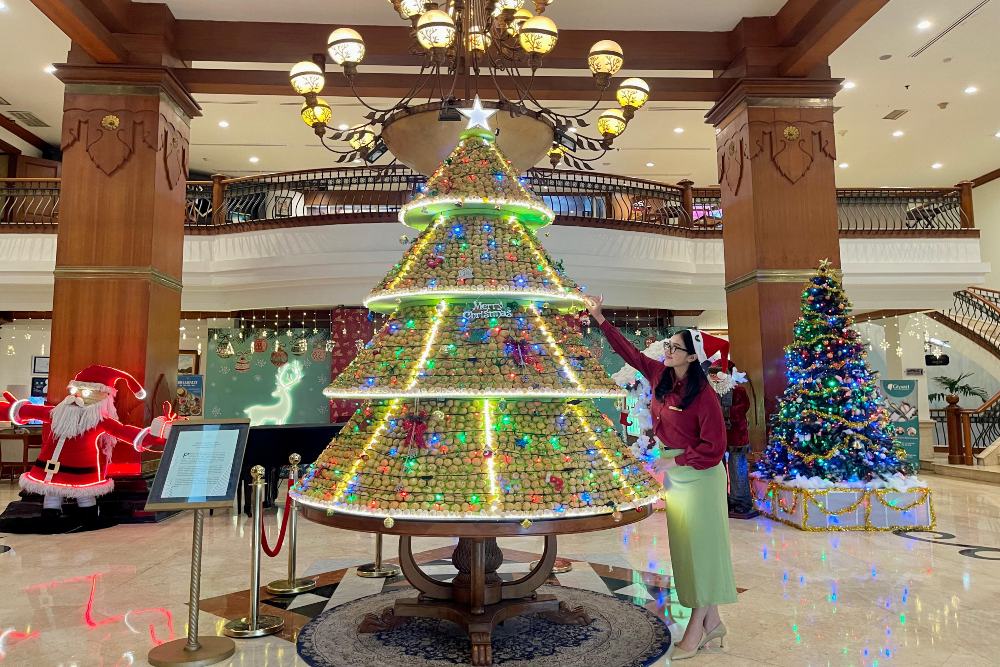  The Sunan Hotel Solo Pamerkan Pohon Natal dari Kue Sus Prancis