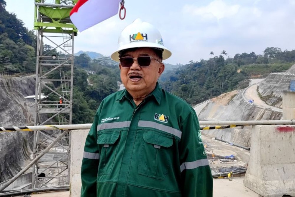 Founder Kalla Group sekaligus Wakil Presiden ke-10 dan ke-12 RI Jusuf Kalla (JK) di proyek Pembangkit Listrik Tenaga Air (PLTA) di Kerinci, Jambi. Dok Antara/Istimewa
