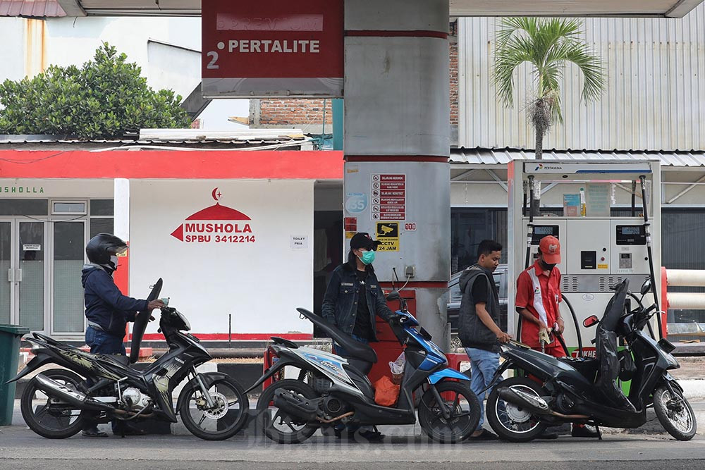 Petugas melakukan pengisian BBM disalah satu Stasiun Pengisian Bahan Bakar Umum (SPBU) di Jakarta, Minggu (3/9/2023). Bisnis/Eusebio Chrysnamurti