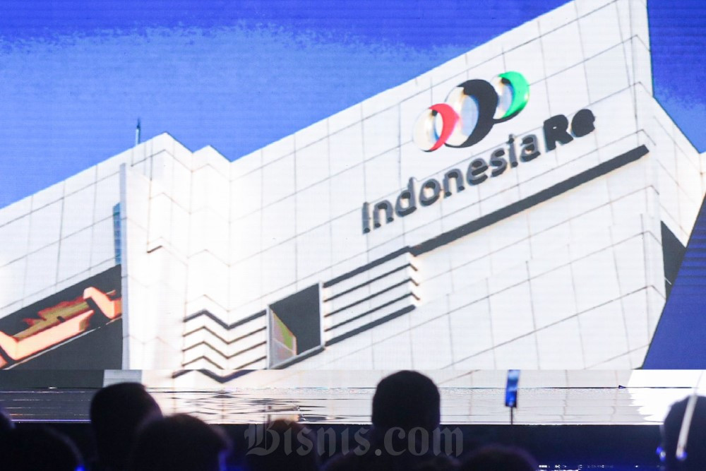 Peserta memperhatikan company profil BUMN reasuransi terbesar di Tanah Air dalam acara Indonesia Re International Conference 2023./ Bisnis - Abdurachman