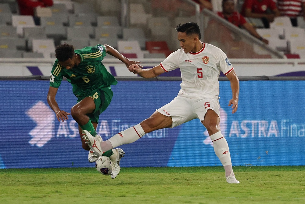 Bek Timnas Indonesia Rizky Ridho menghalau pergerakan pemain Arab Saudi dalam lanjutan Kualifikasi Piala Dunia 2026 zona Asia / Reuters-Ajeng Dinar Ulfiana.